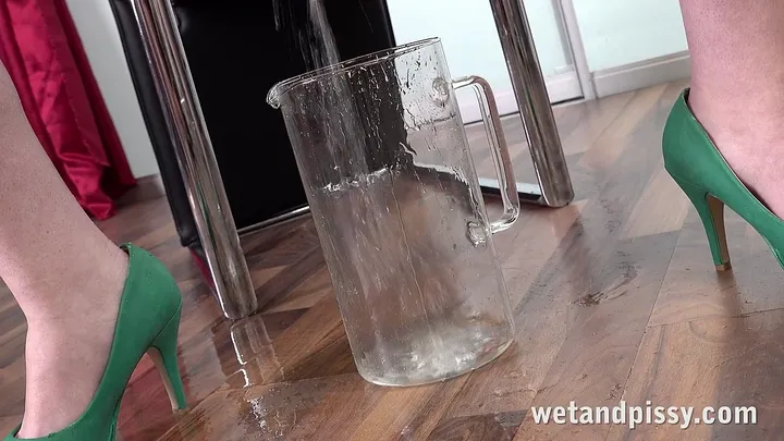 Olivia Miss Catching Her Piss in a Wet Solo Clip