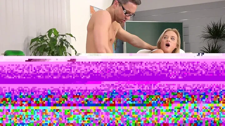The Intern - Peeonher Wet Office Pissing Clip
