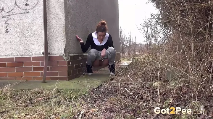 Sexy Blonde Peels Off Her Tight Denims for an Outdoor Pee